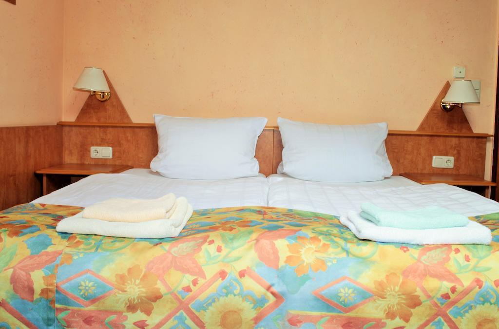 Garni Zum Adler Hotel Gensingen Room photo