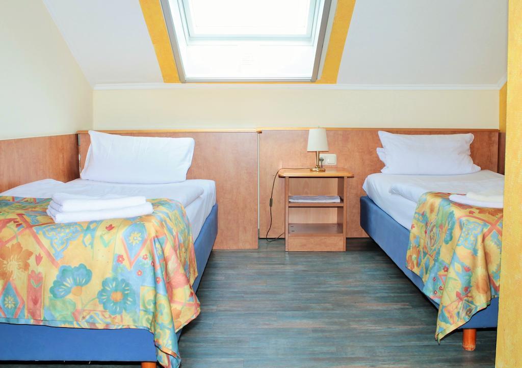 Garni Zum Adler Hotel Gensingen Room photo
