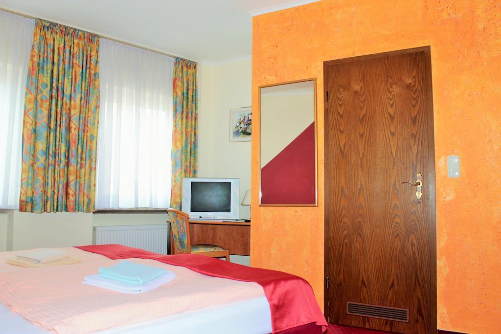 Garni Zum Adler Hotel Gensingen Room photo