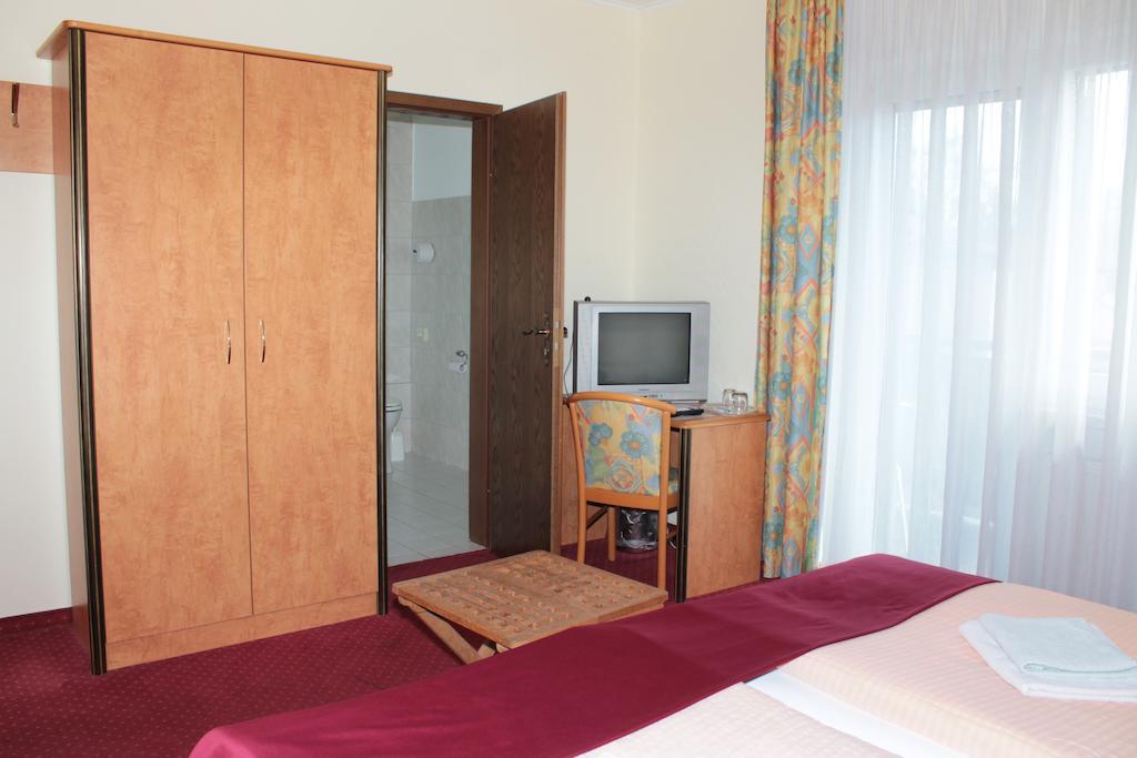 Garni Zum Adler Hotel Gensingen Room photo