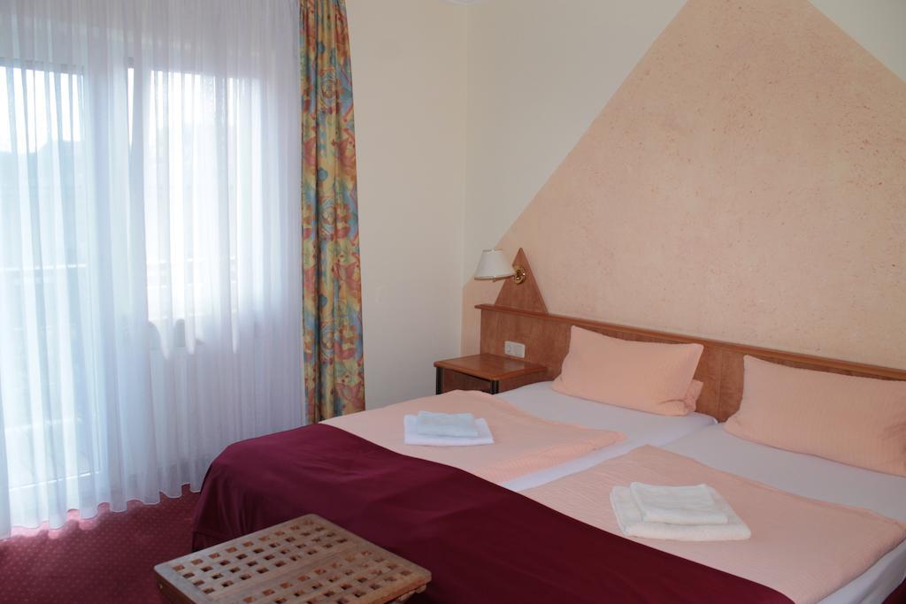 Garni Zum Adler Hotel Gensingen Room photo