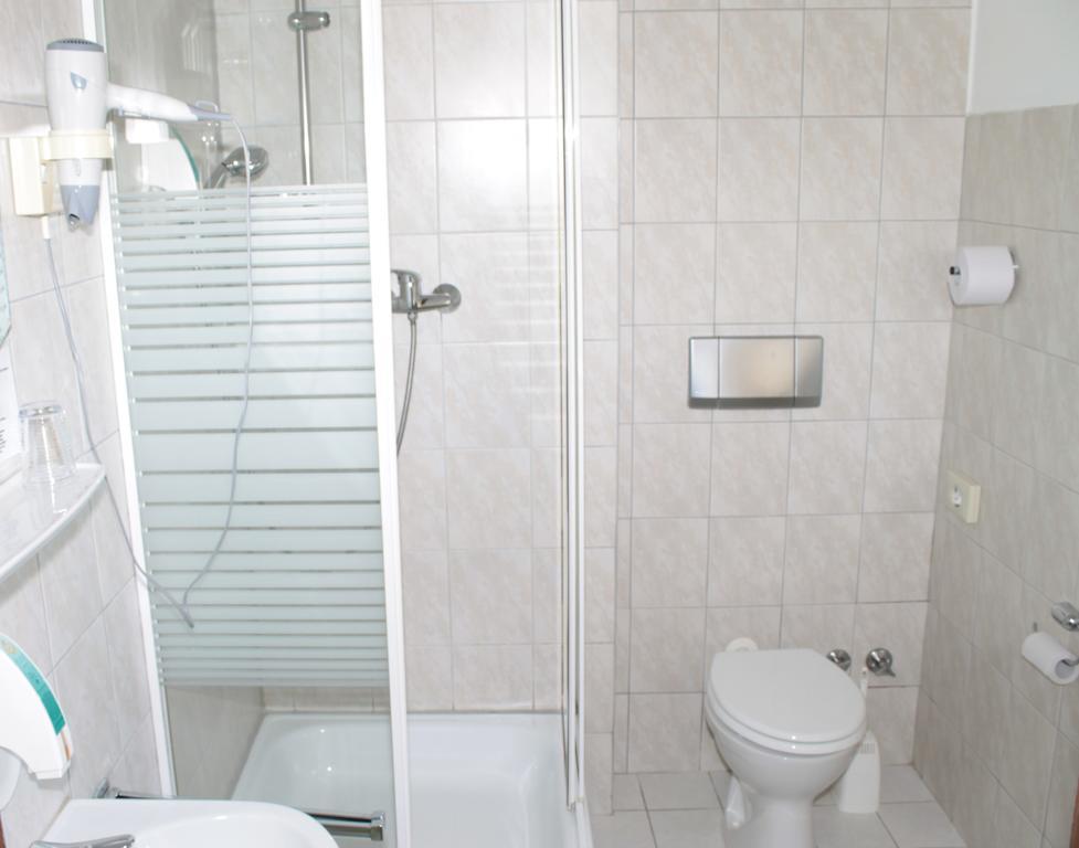 Garni Zum Adler Hotel Gensingen Room photo